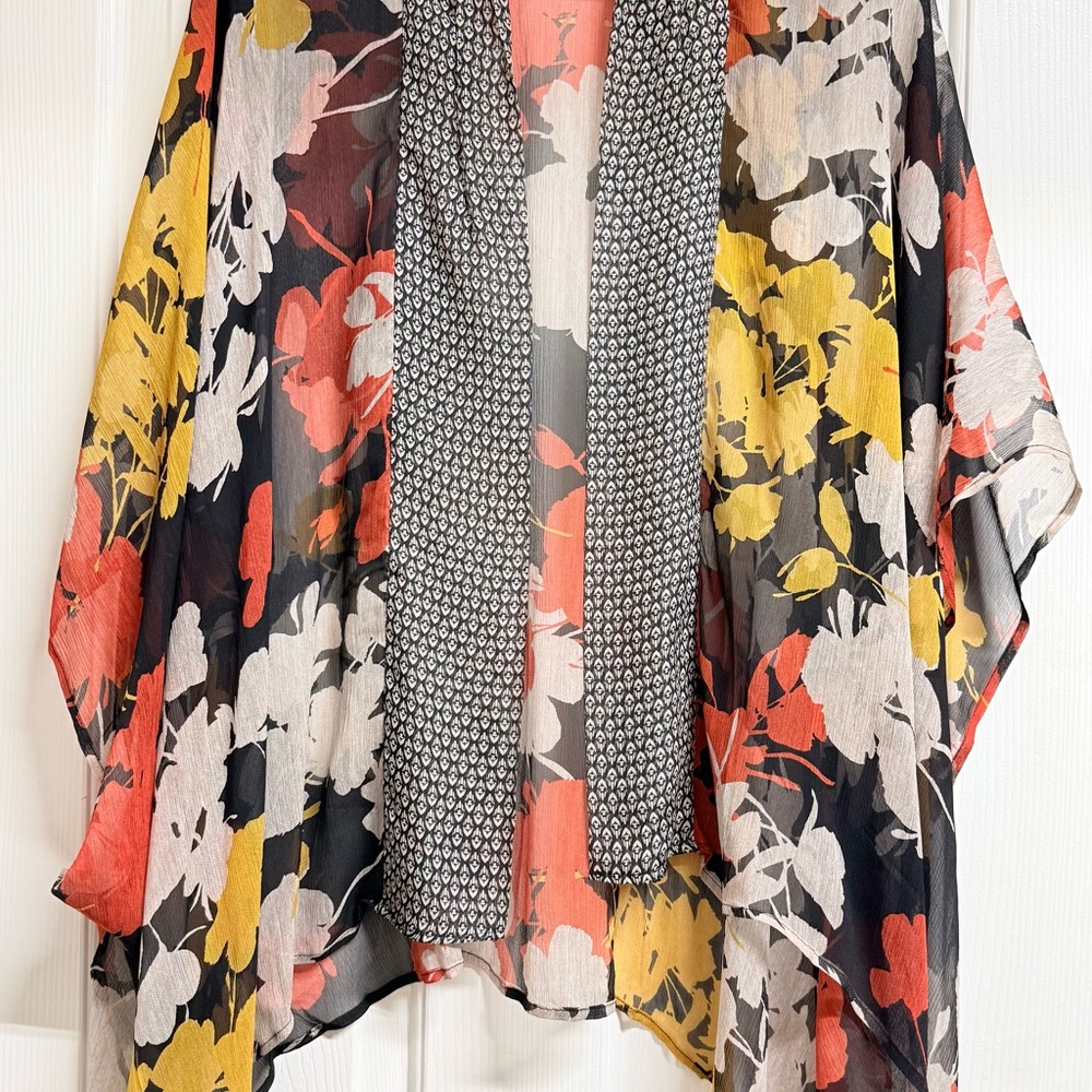 Elevenses Black and Coral Patterned Kimono
